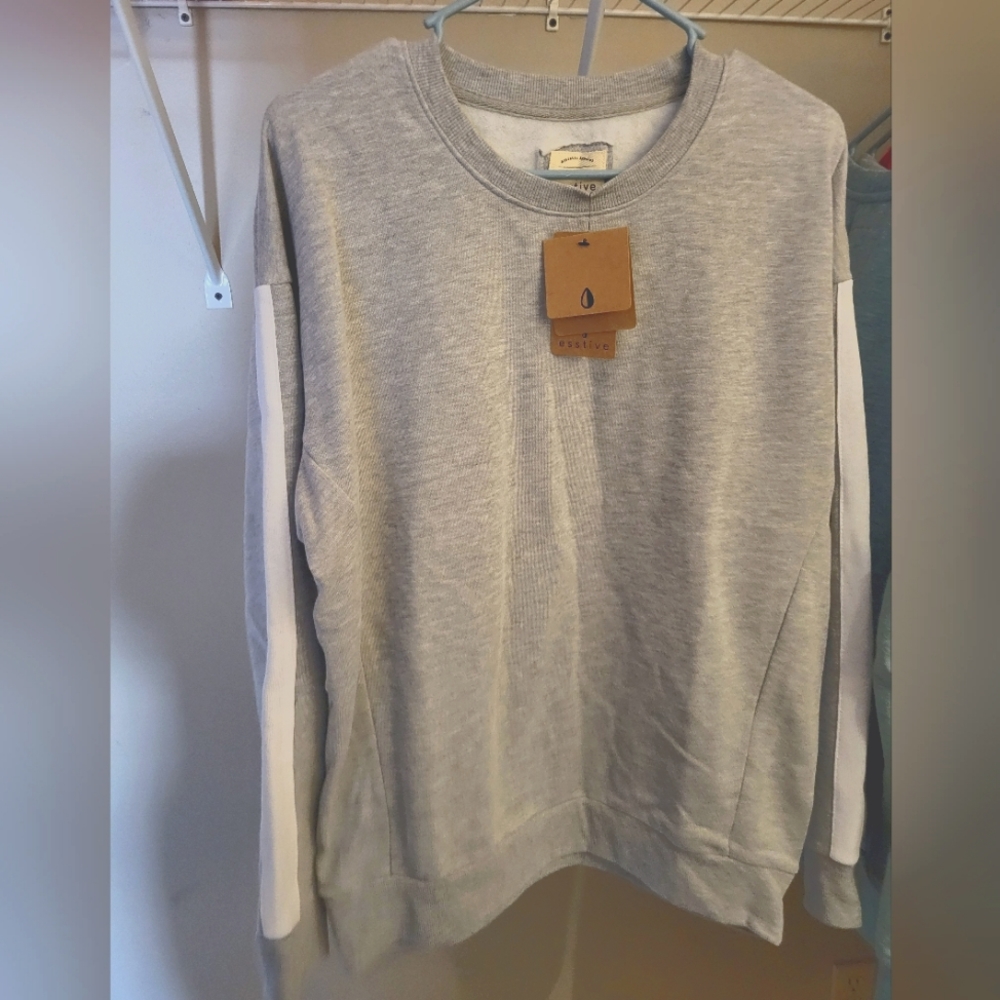 esstive grey sweater